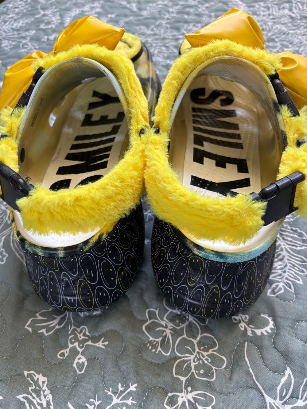 CROCS unisex BAE MENS 5 WOMENS 7  Smiley Bow Fuzzy Clogs 5/7 like NEW Platform - Picture 3 of 6